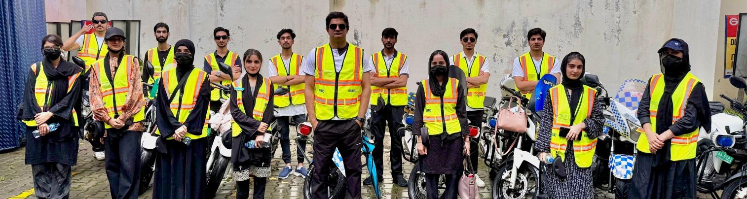 Volunteers supporting traffic management in Nathia Gali